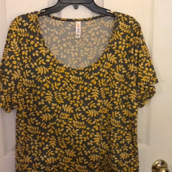 Lularoe T - Picture 3 of 4